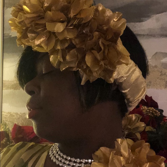 Gold headband and flower. main image 9